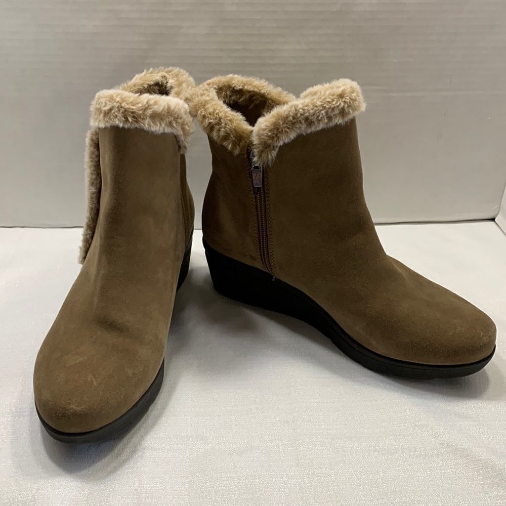 Anne Klein Sport Size 8 leather and faux fur lining